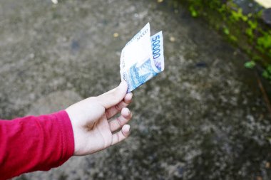 Kadınlar elli bin rupiahla işlem yapar.