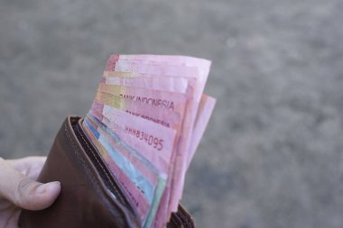 Endonezya parası düzgünce çeşitli mezheplerle sıralanmış.