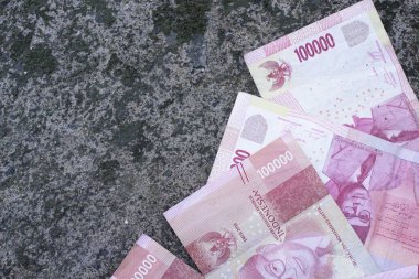 Endonezya parası düzgünce çeşitli mezheplerle sıralanmış.