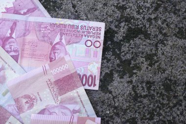 Endonezya parası düzgünce çeşitli mezheplerle sıralanmış.