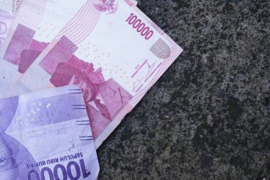 Endonezya parası düzgünce çeşitli mezheplerle sıralanmış.