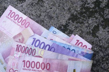 Endonezya parası düzgünce çeşitli mezheplerle sıralanmış.