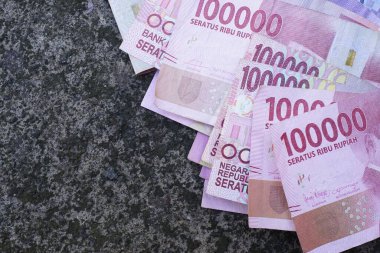 Endonezya parası düzgünce çeşitli mezheplerle sıralanmış.