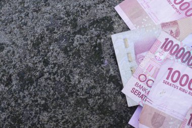 Endonezya parası düzgünce çeşitli mezheplerle sıralanmış.