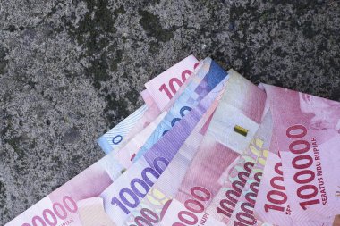 Endonezya parası düzgünce çeşitli mezheplerle sıralanmış.