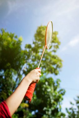 Asyalı badminton oyuncuları oynamaya hazır.