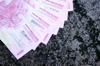 Endonezya parası düzgünce çeşitli mezheplerle sıralanmış.