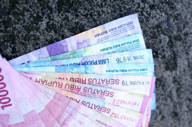 Endonezya parası düzgünce çeşitli mezheplerle sıralanmış.