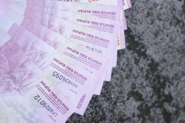 Endonezya parası düzgünce çeşitli mezheplerle sıralanmış.