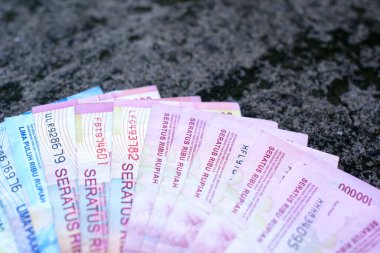 Endonezya parası düzgünce çeşitli mezheplerle sıralanmış.