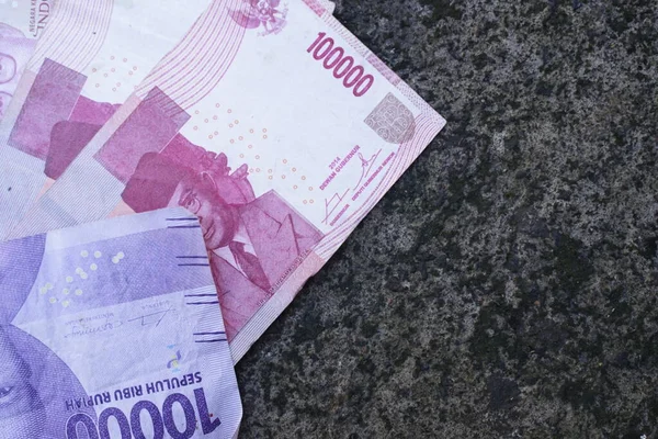 Endonezya parası düzgünce çeşitli mezheplerle sıralanmış.