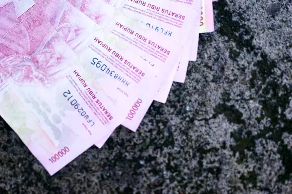 Endonezya parası düzgünce çeşitli mezheplerle sıralanmış.