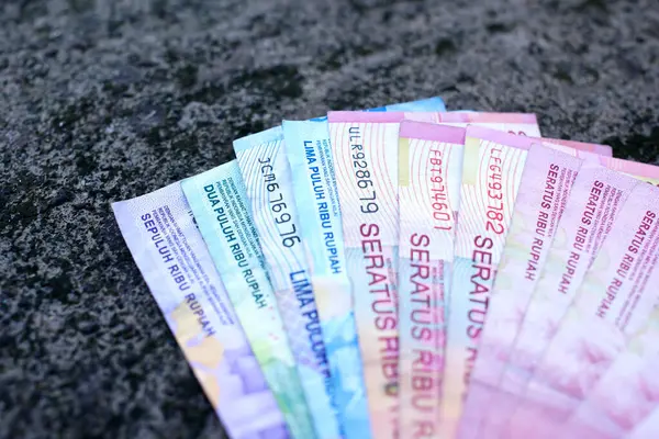 Endonezya parası düzgünce çeşitli mezheplerle sıralanmış.