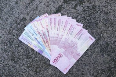 Endonezya parası düzgünce çeşitli mezheplerle sıralanmış.