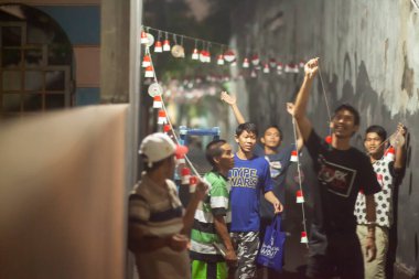 JAKARTA, İNDONEZYA - 7 Ağustos 2016 İnsanlar Endonezya 'nın bağımsızlık gününü karşılamaya hazırlanıyor