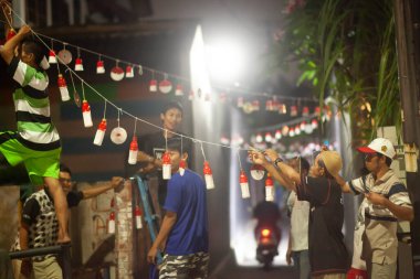 JAKARTA, İNDONEZYA - 7 Ağustos 2016 İnsanlar Endonezya 'nın bağımsızlık gününü karşılamaya hazırlanıyor