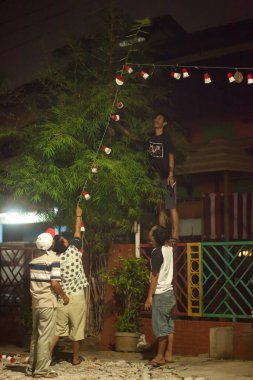 JAKARTA, İNDONEZYA - 7 Ağustos 2016 İnsanlar Endonezya 'nın bağımsızlık gününü karşılamaya hazırlanıyor