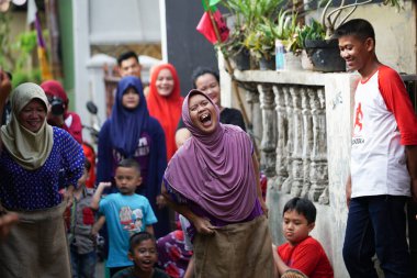 JAKARTA, Indonezya - 17 Ağustos 2016. Lomba 17 Agustusan veya Endonezya Bağımsızlık Günü. Vatandaşlar çeşitli yarışmalarla kutladılar