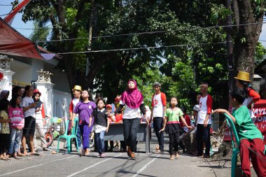 JAKARTA, Indonezya - 17 Ağustos 2016. Lomba 17 Agustusan veya Endonezya Bağımsızlık Günü. Vatandaşlar çeşitli yarışmalarla kutladılar