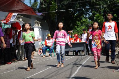 JAKARTA, Indonezya - 17 Ağustos 2016. Lomba 17 Agustusan veya Endonezya Bağımsızlık Günü. Vatandaşlar çeşitli yarışmalarla kutladılar