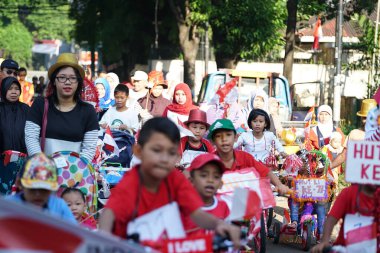 JAKARTA, INDONEZYA - 17 Ağustos 2016. Bölge sakinleri Endonezya Cumhuriyeti 'nin bağımsızlık gününü kutladılar