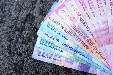 Endonezya parası düzgünce çeşitli mezheplerle sıralanmış.