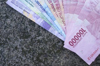 Renkli Endonezya parası çeşitli kesirleri düzgünce sıraladı