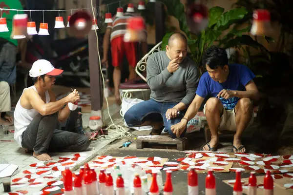 JAKARTA, İNDONEZYA - 29 Temmuz 2016 Kırmızı ve beyaz süslemeler yapmak için karşılıklı işbirliği