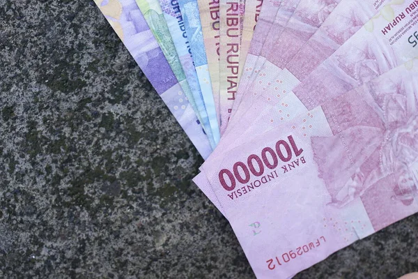 Endonezya parası düzgünce çeşitli mezheplerle sıralanmış.