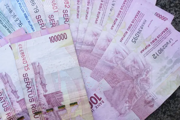 Renkli Endonezya parası çeşitli kesirleri düzgünce sıraladı