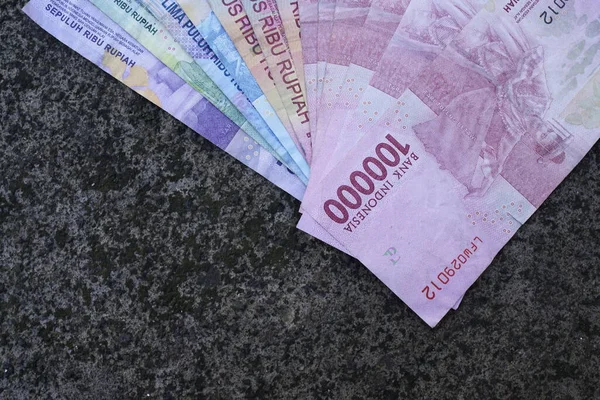 Renkli Endonezya parası çeşitli kesirleri düzgünce sıraladı