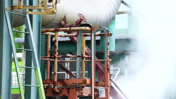 パイプから漏れる蒸気と水は 熱発電所の腐食を引き起こす — ストック動画
