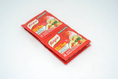 Jakarta, Endonezya. 28 Aralık 2023: Endonezya 'nın beyaz arka planda izole edilmiş royco markasından tavuk aromalı hisse senedi