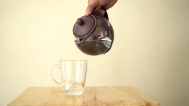 Air Minum Dituangkan Dalam Gelas — Stok Video