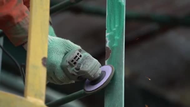 Werknemers Gebruiken Slijpmachine Polijsten Roestvrij Staal Vernis Bouwplaats — Stockvideo