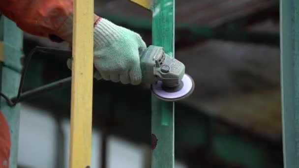 노동자는 분쇄기를 사용하여 광택을 냅니다 위치에 스테인리스 와니스 — 비디오