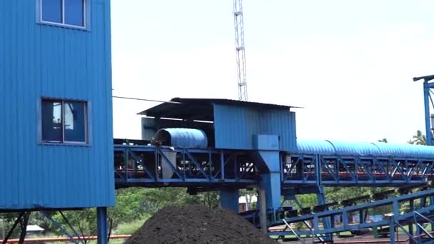 コンベヤー ベルトを処理する石炭 蒸気発電所の燃料として技術的に分布 — ストック動画