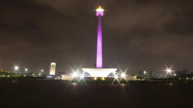 Geceleri Monas 'ın zamanı. Merdeka Meydanı 'nın merkezindeki Ulusal Anıt Obelisk, Merkez Jakarta.