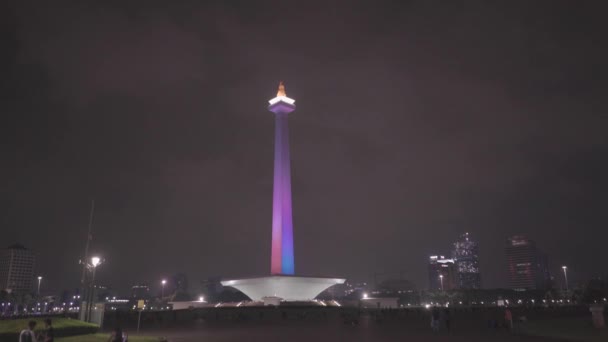 Μονάδες Νύχτα Εθνικό Μνημείο Obelisk Στο Κέντρο Της Πλατείας Merdeka — Αρχείο Βίντεο