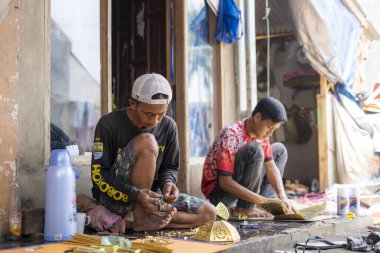 Cianjur, Endonezya. 12 Şubat 2024: Cianjur 'da geleneksel Müslüman fener lambalarının zanaatkarlarına lamba Gentur denir.