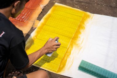 Cianjur, Endonezya. 12 Şubat 2024: Cianjur 'da geleneksel Müslüman fener lambalarının zanaatkarlarına lamba Gentur denir.