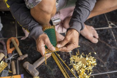 Cianjur, Endonezya. 12 Şubat 2024: Cianjur 'da geleneksel Müslüman fener lambalarının zanaatkarlarına lamba Gentur denir.