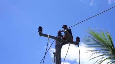 CIANJUR, INDONEZYA - 17 Ekim 2015: Uzak bölgelerde elektrik direklerinin ve kabloların inşasına sakinlerin karşılıklı işbirliğiyle yardımcı olunur