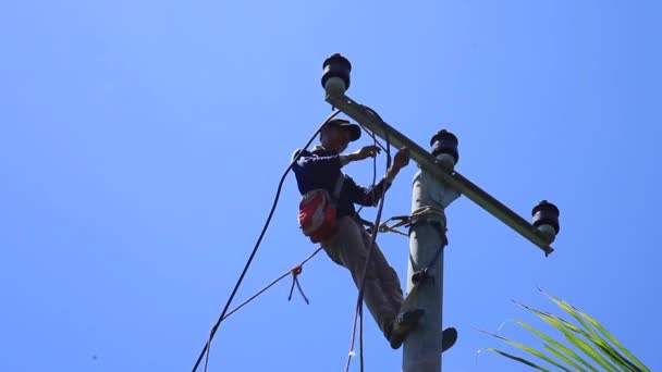 インドネシアのCianjur October 2015 遠隔地での電極とケーブルの建設は 住民の相互協力によって支援されています — ストック動画