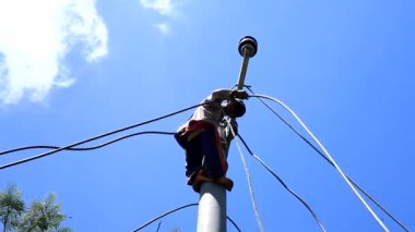 CIANJUR, INDONEZYA - 17 Ekim 2015: Uzak bölgelerde elektrik direklerinin ve kabloların inşasına sakinlerin karşılıklı işbirliğiyle yardımcı olunur