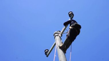 CIANJUR, INDONEZYA - 17 Ekim 2015: Uzak bölgelerde elektrik direklerinin ve kabloların inşasına sakinlerin karşılıklı işbirliğiyle yardımcı olunur