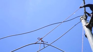 CIANJUR, INDONEZYA - 17 Ekim 2015: Uzak bölgelerde elektrik direklerinin ve kabloların inşasına sakinlerin karşılıklı işbirliğiyle yardımcı olunur