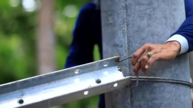 CIANJUR, INDONEZYA - 17 Ekim 2015: Uzak bölgelerde elektrik direklerinin ve kabloların inşasına sakinlerin karşılıklı işbirliğiyle yardımcı olunur