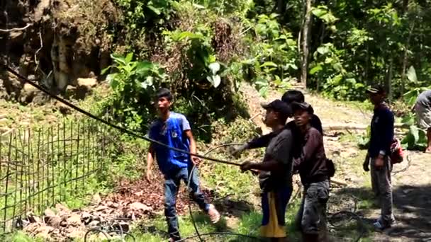 インドネシアのCianjur October 2015 遠隔地での電極とケーブルの建設は 住民の相互協力によって支援されています — ストック動画