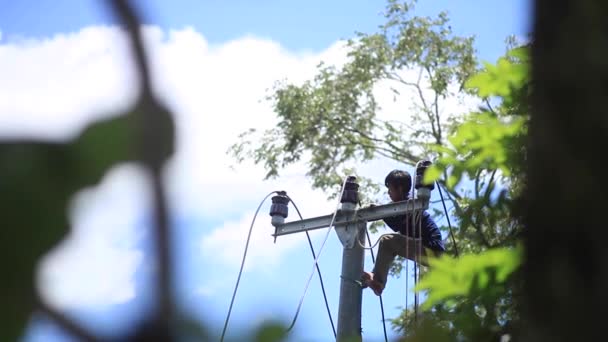 Cianjur Indonesia Październik 2015 Budowa Słupów Kabli Elektrycznych Odległych Obszarach — Wideo stockowe